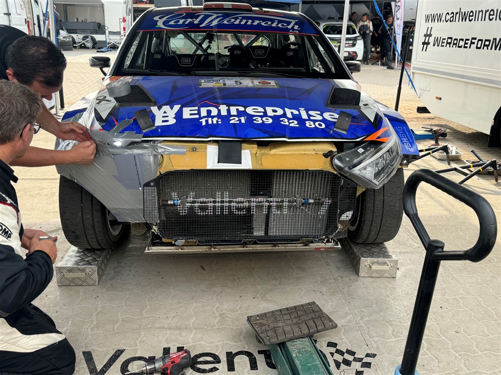 Med teamchefens pandelampe klæbet fast som erstatning for den manglende forlygte, lykkedes det Vallentin Rallysports effektive servicefolk at gøre det muligt for teamet at fuldføre og slutte på en generel andenplads i Ostsee Rallyet.
(Foto: Sascha Dörrenbacher)